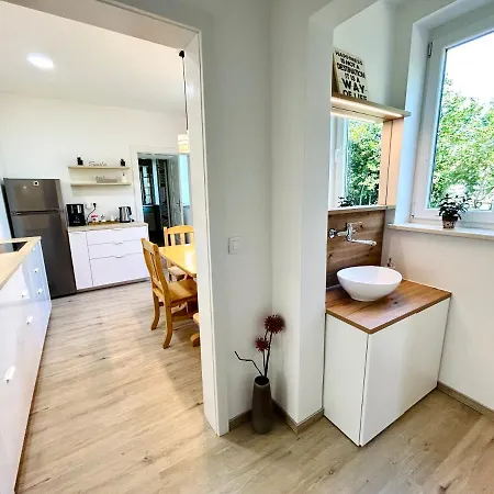 Creekside House K アパート *