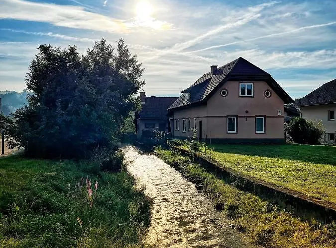 Creekside House K アパート *